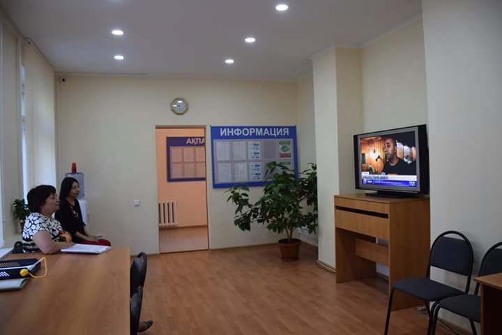 О́skemen ákimdigi turǵyndardy jaıly bólmede qabyldaıdy