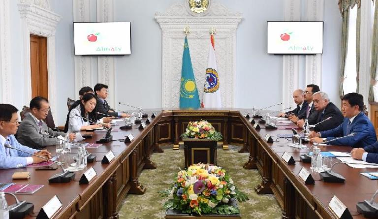 Almaty ákimi Qazaqstanmen dostyq jónindegi japon lıgasy tóraǵasymen kezdesti