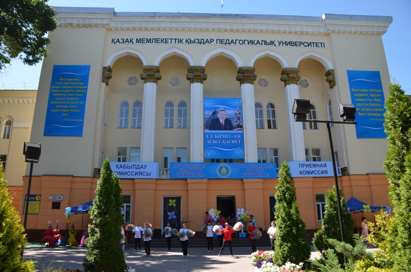 Myńnan astam muǵalim daıarlady