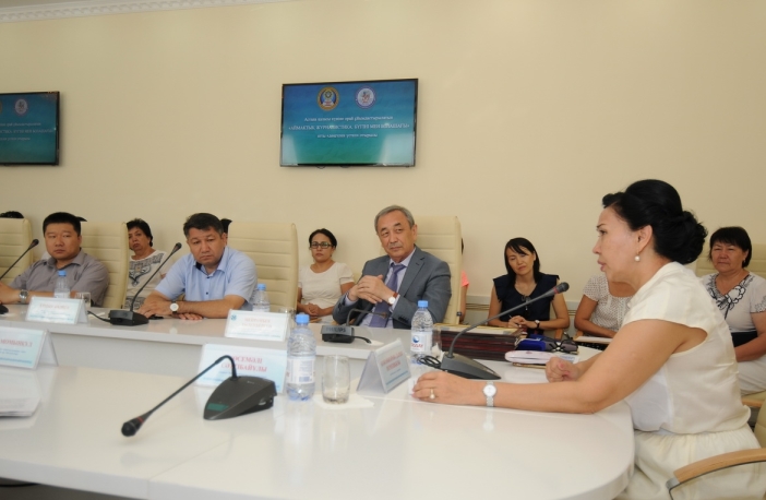 Tarazda aımaqtyq BAQ-tyń búgini men bolashaǵy talqylandy