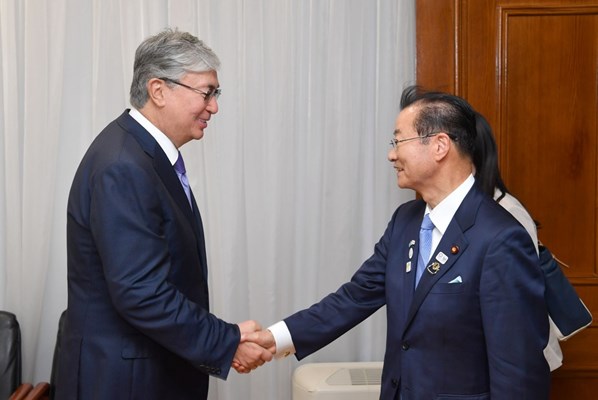 Senat Tóraǵasy Japonııa Parlamentiniń Qazaqstanmen dostyq lıgasynyń tóraǵasyn qabyldady