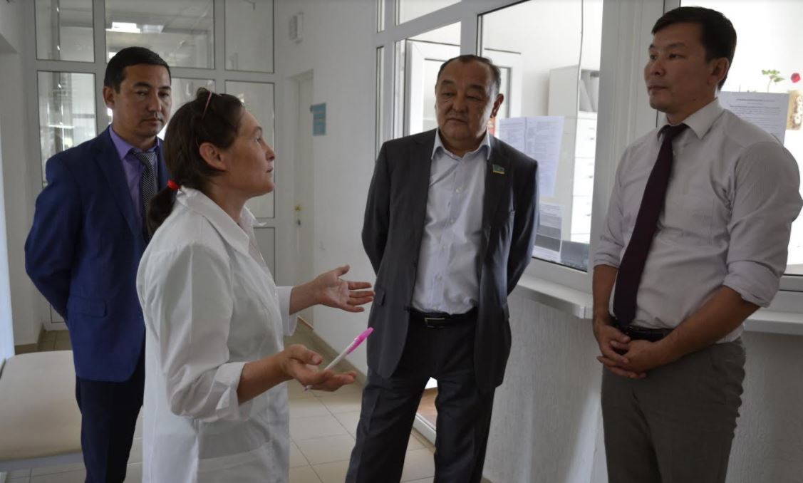 Senatorlar Batys Qazaqstanda kezdesýler ótkizýde