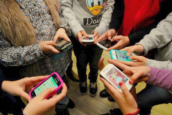 Telefonǵa telmirgen tirlik