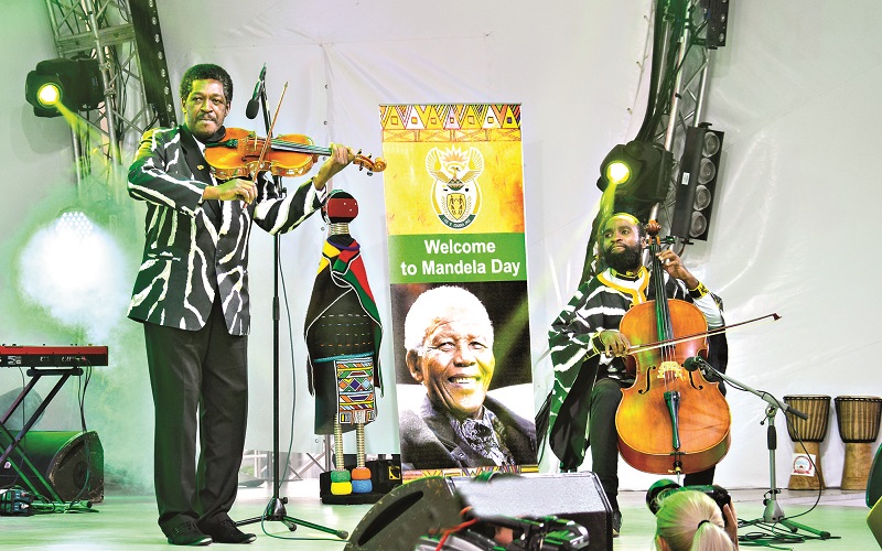 Mandelanyń eli ulttyq kúnin merekeledi