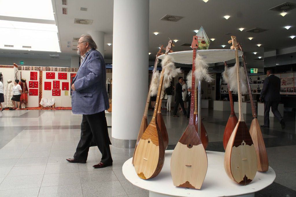 100 jyl buryn jasalǵan dombyra