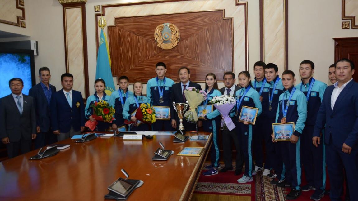 Chempıonatta top jarǵan mańǵystaýlyq sportshylar marapattaldy