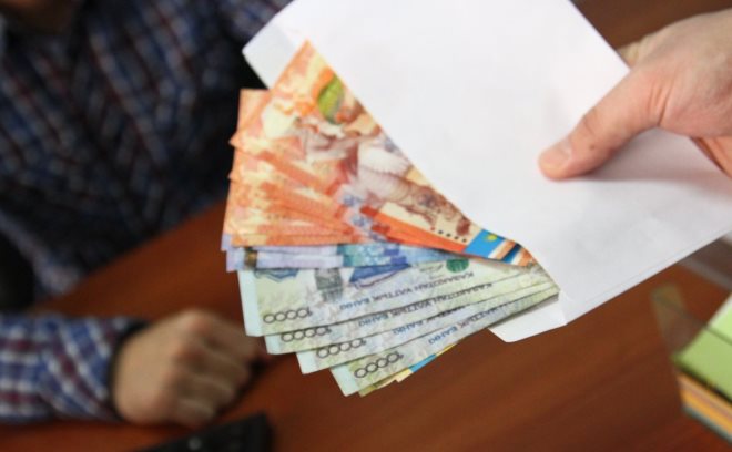 Para usynǵan soltústikqazaqstandyq iri kólemde aıyppul tóledi