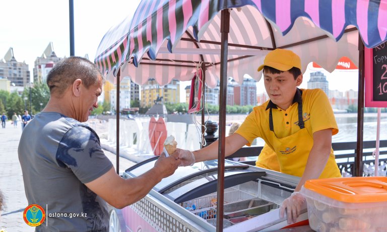 Astanada ruqsatsyz oryndarda saýda jasaýmen kúres kúsheıtildi
