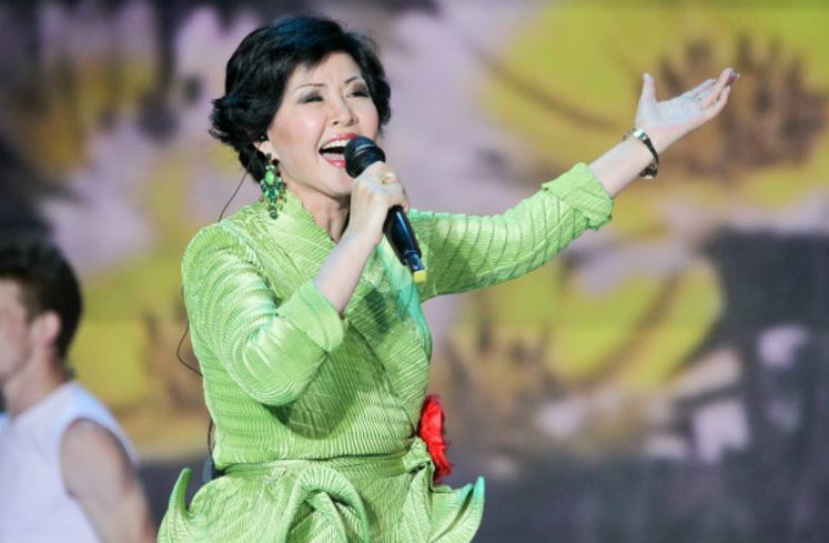 Roza Rymbaeva Astanada óner kórsetedi