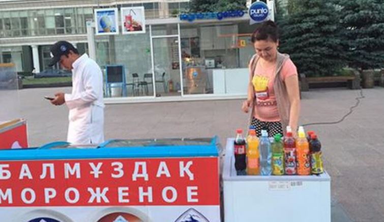 Astanada ruqsatsyz oryndarda saýda jasaýmen kúres kúsheıtildi