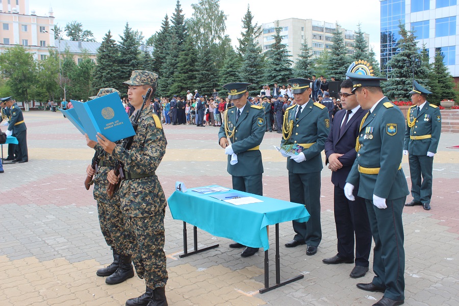 Qostanaıdaǵy áskerı bólimshede sarbazdar ant berdi