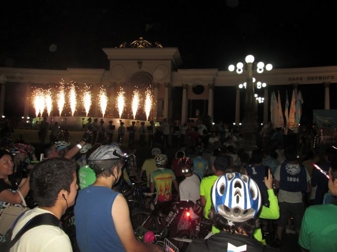 Almaty qalasynda kezekti túngi velosherý ótti