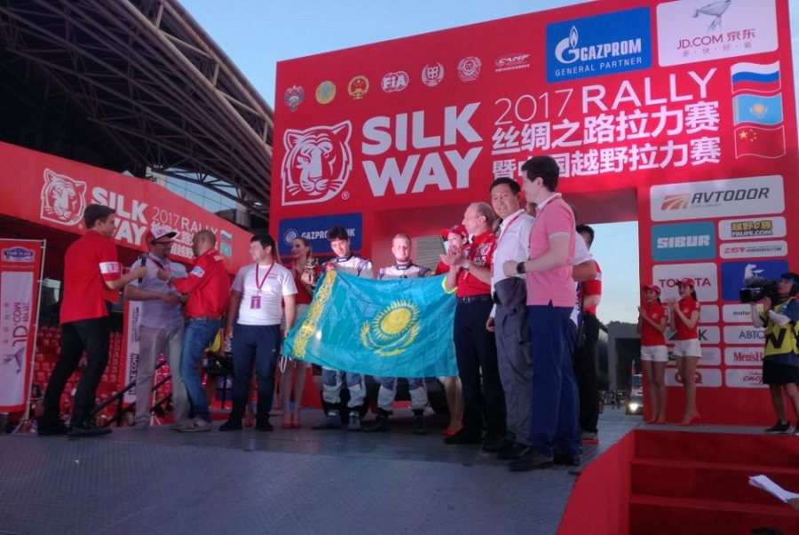 «Jibek joly» rallıinde qazaqstandyq ekıpaj máre syzyǵyn birinshi bolyp kesti