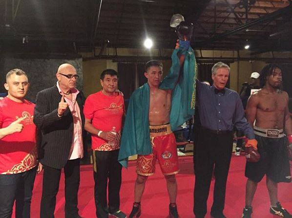 Qazaq boksshysy kásipqoı rıngtegi alǵashqy jekpe-jeginde qarsylasyn nokaýtqa túsirdi