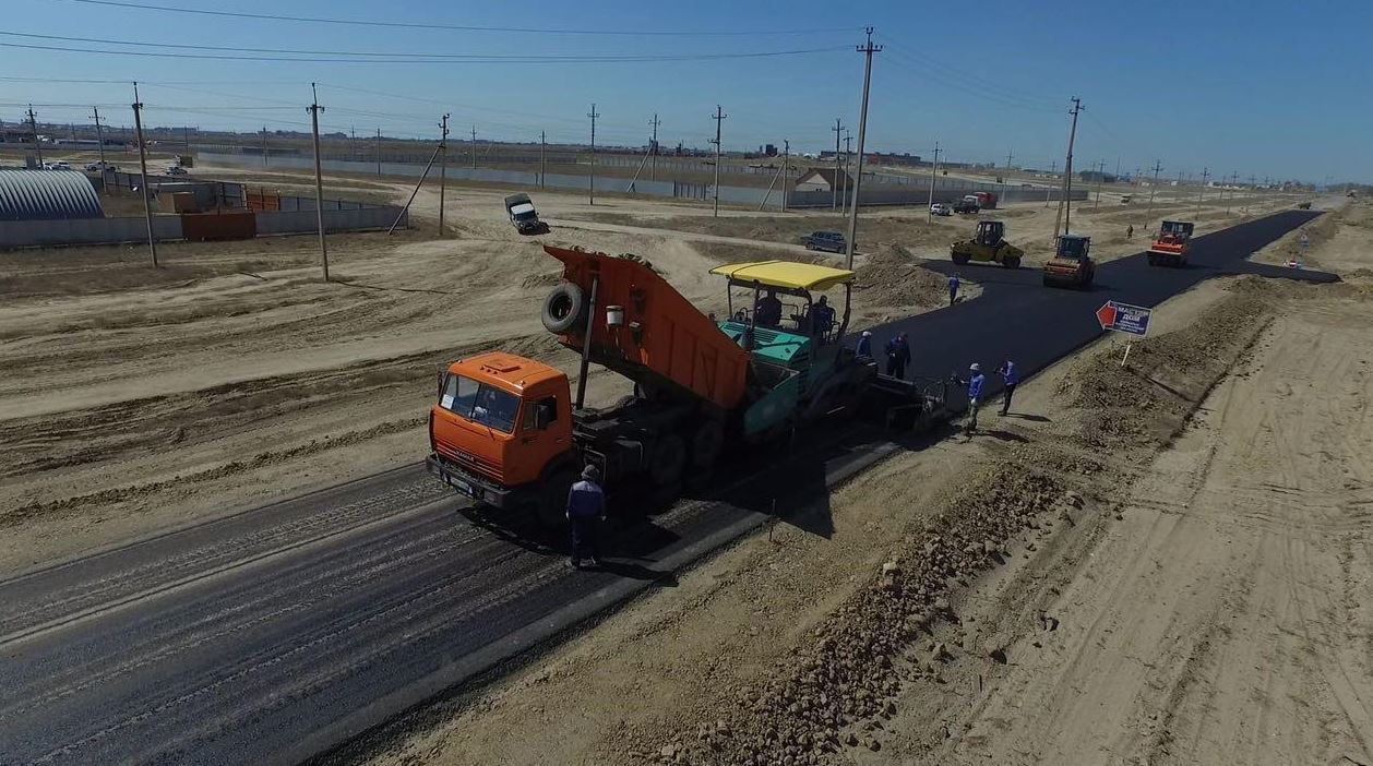 Atyraýda qala mańyndaǵy eldimenderdiń kóshelerin asfalttaý jumystary jalǵasýda