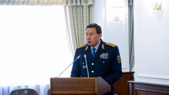 Elimizde esirtki aınalymymen kúres kúsheıtiledi