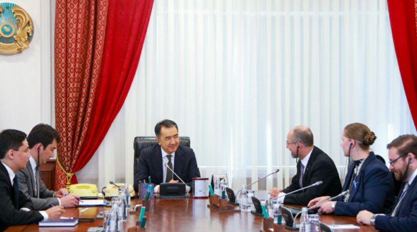 Premer-Mınıstr  Kanada elshisimen kezdesti