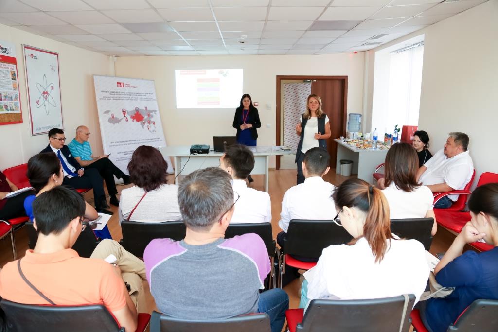 Hoým Kredıt banki qarjylyq saýattylyq týraly túsindirdi