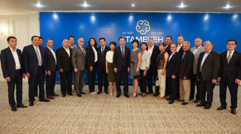 Saǵyntaev Qaraǵandy oblysynyń kásipkerlerimen ShOB-ty damytýdyń ózekti máselelerin talqylady