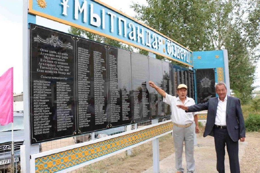 Zeınetaqysyna eskertkish taqta ornatty