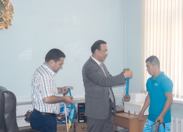 Syn saǵatta Kýba boksshysyna besinshi buryshty kórsetip jibergen...  