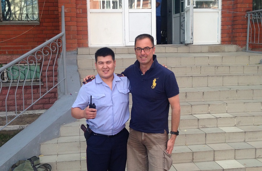 Elordalyq polıseı men Fransııa eliniń azamaty kópirden sekirip ketken jas jigitti qutqardy.