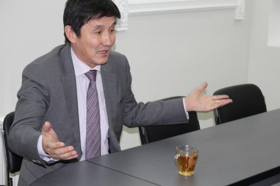 Kásipker Ahmetbek Nursıla aıyna 500 myń teńge tabý jolyn úıretti