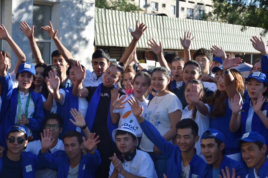 Ońtústiktiń polıglot jastary EKSPO kórmesinen oraldy