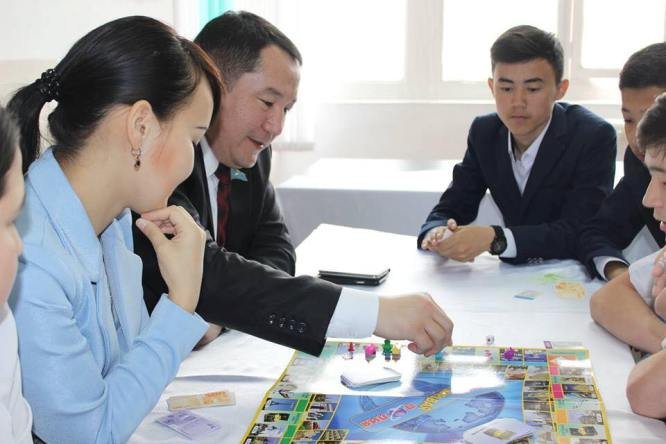 Muǵalimderdiń aılyǵy birtindep kóbeıedi