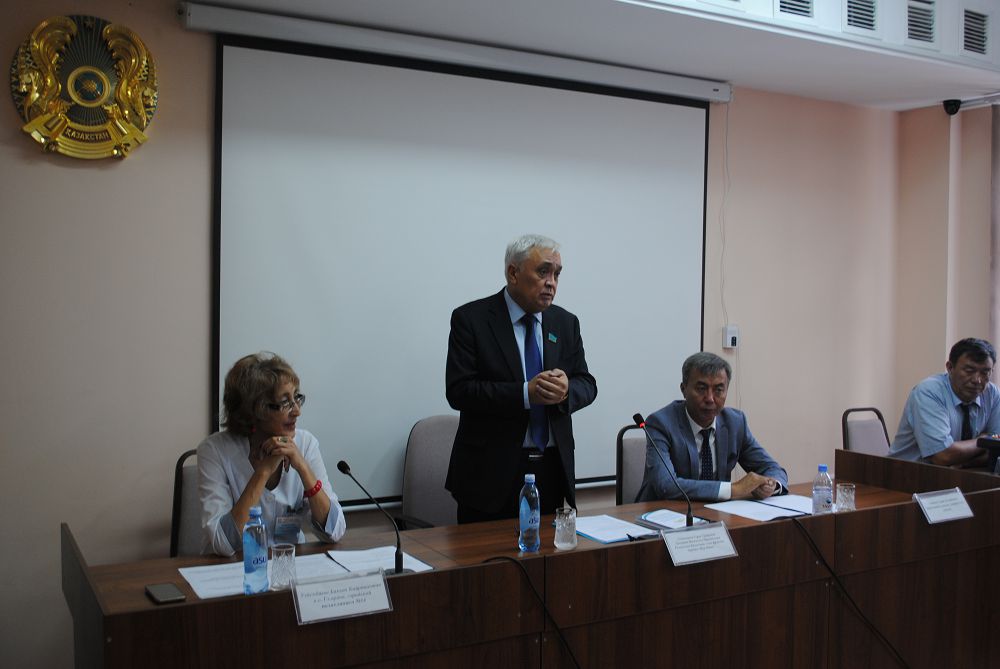 Almatylyqtar Májilis depýtatymen kezdesti