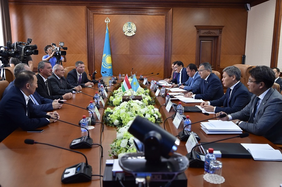 Vengrııalyq kásipkerler OQO-da birlesken kásiporyndar qurýǵa nıetti