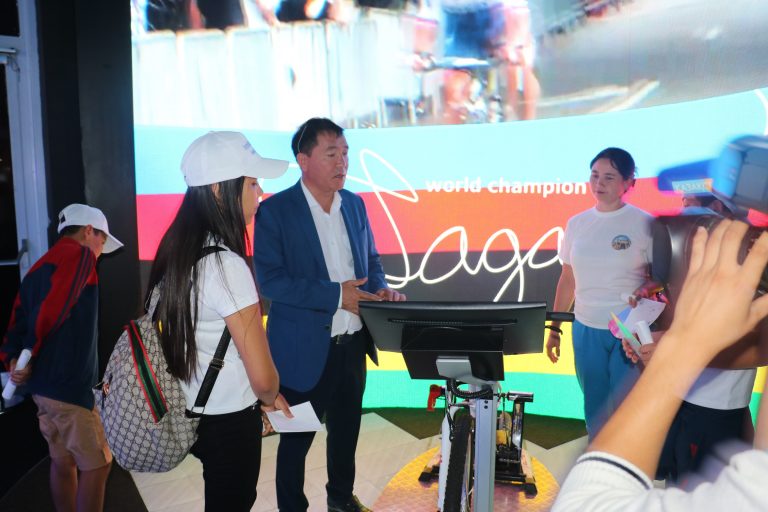 Kásipker týǵan aýylyna kúnnen qýat alatyn shamdar salyp jatyr