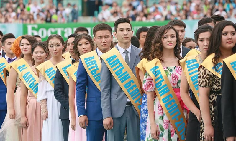 BǴM «Altyn belgi» ıegerleri UBT-dan az ball alyp qalǵan mektepterdi tekseredi