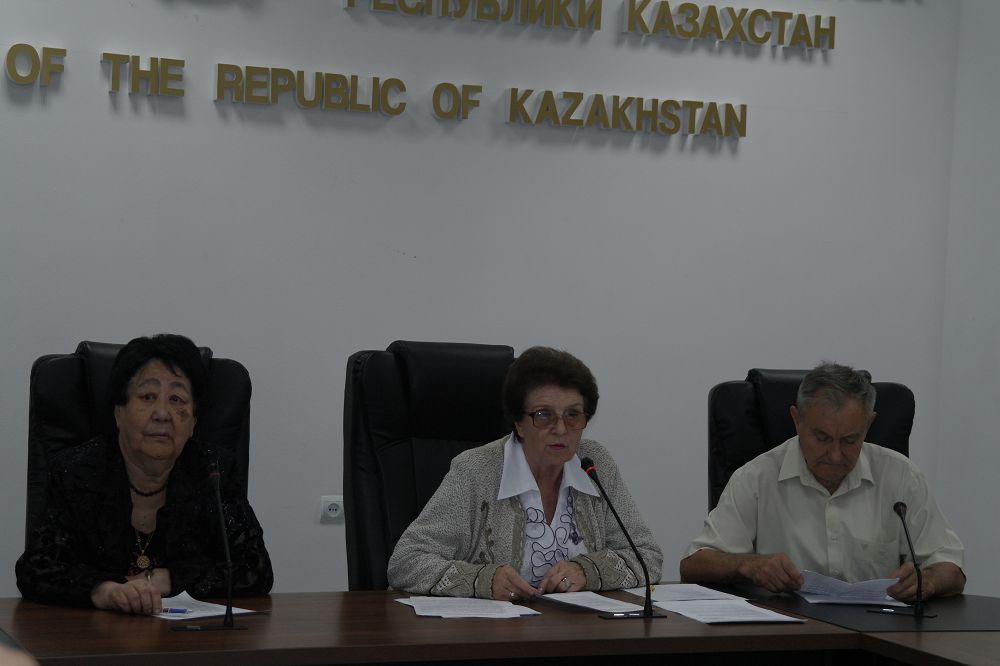 Almatyda Prezıdent maqalasyn taldaýǵa arnalǵan dóńgelek ústel ótti