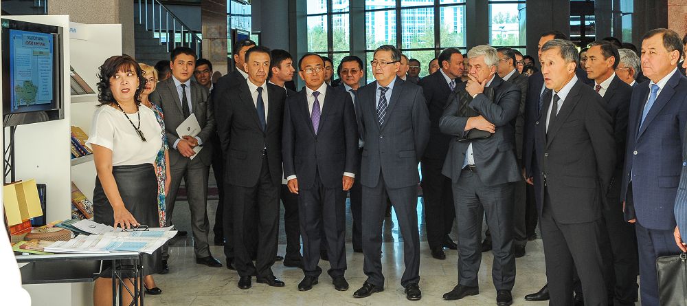 Kóne kitaptar men qoljazbalar kórmesin tamashalady