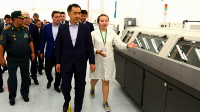 Premer qorǵanys-ónerkásip kesheni kásiporyndarynyń jumysymen tanysty