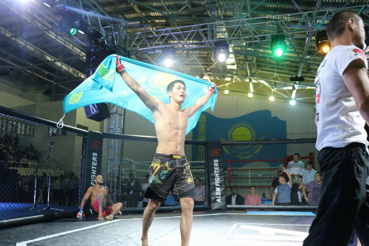 Atyraýda ótken jaýyngerlik jekpe-jek festıvaline 2,5 myń kórermen jınaldy