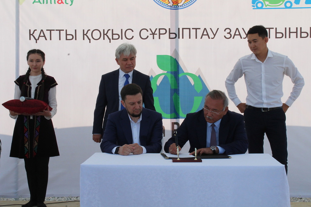 Almatyda qoqys suryptaý kesheni salyna bastady