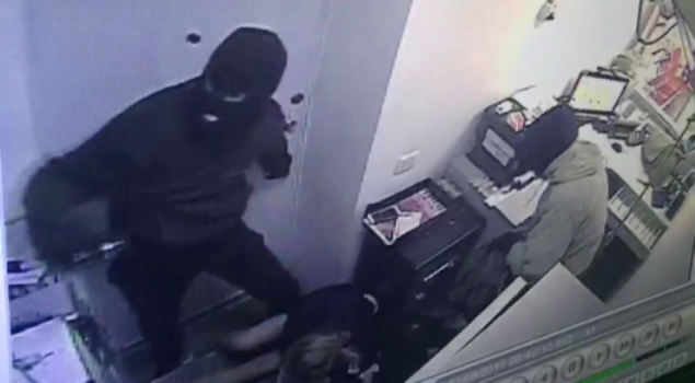 Belgisiz bireýler Kaspi bank bólimshesin tonap ketti (vıdeo) 