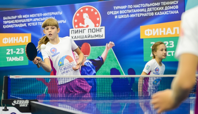 Balalar úıi tárbıelenýshileri arasynda ústel tennısinen týrnır ótti