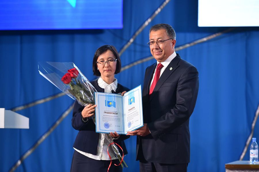 OQO-da ótken tamyz konferensııasynda úsh ustazǵa páter kilti tabystaldy