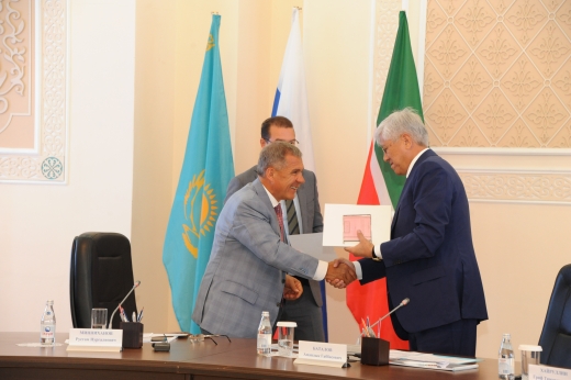 Tatarstan Prezıdenti Batalovqa «Birjan Sal men Aqyn Sara aıtysy» qoljazbasynyń kóshirmesin tabystady