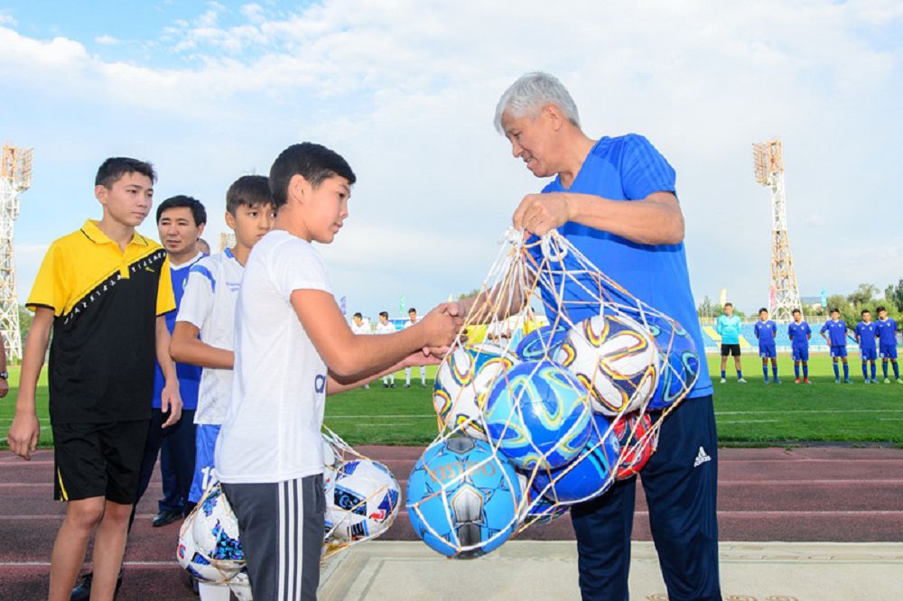 Almaty oblysynyń ákimi jastarmen fýtbol oınady