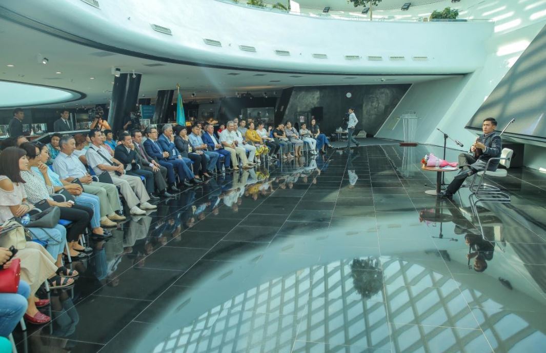 Qazaqstanda tuńǵysh ret jas kúıshi 50 kúı oryndady