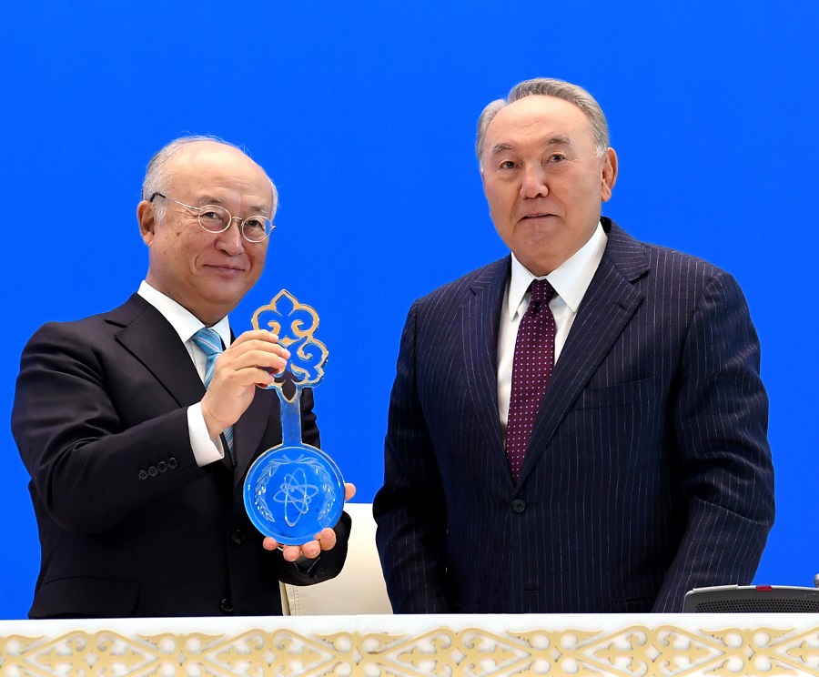 Nazarbaev MAGATE-niń Tómen baıytylǵan ýran bankiniń ashylý rásimine qatysty