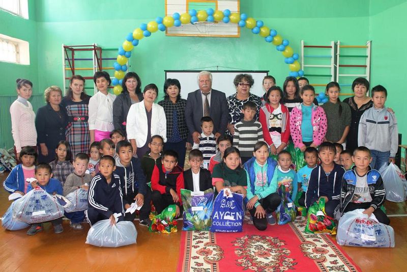 Aqsý qalasynda mektep oqýshylaryna kómek kórsetildi