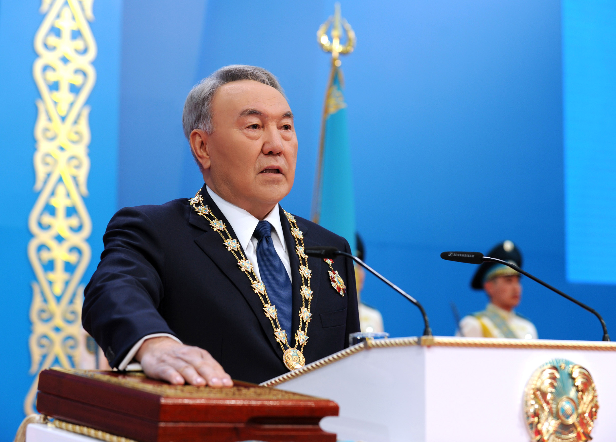 Prezıdent Nursultan Nazarbaev Konstıtýsııa kúnimen quttyqtady