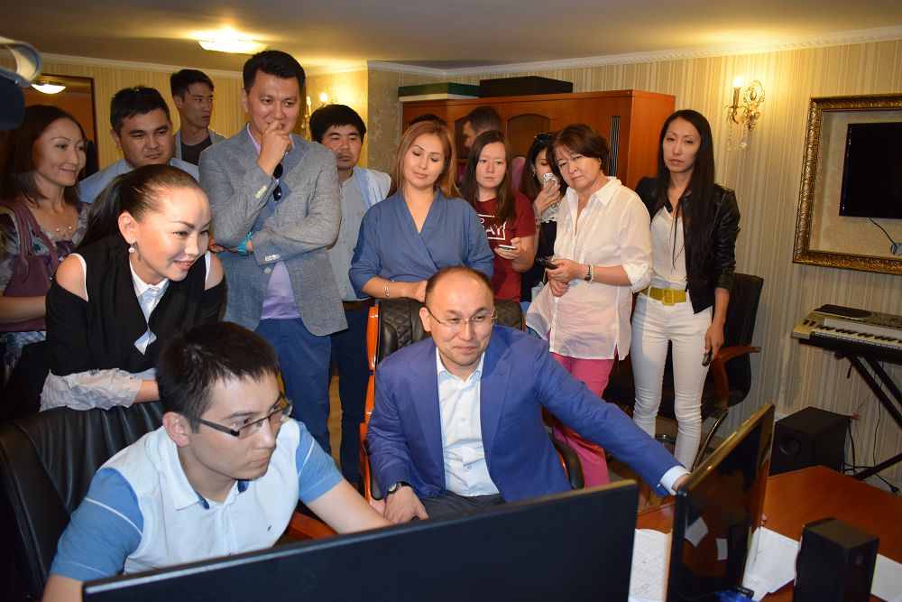 Abaev Almatydaǵy túsirilim alańynda bolyp qaıtty