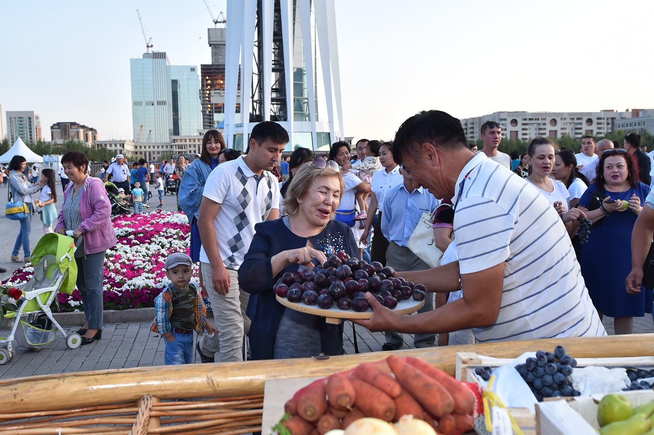 EKSPO qonaqtaryna ońtústiktiń sýsyndary men jemisi taratyldy 