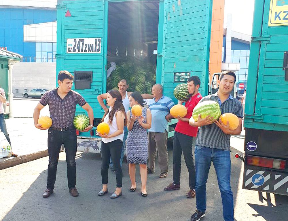 Jərmeńkede Maqtaraldyń qaýyndary tegin taratyldy